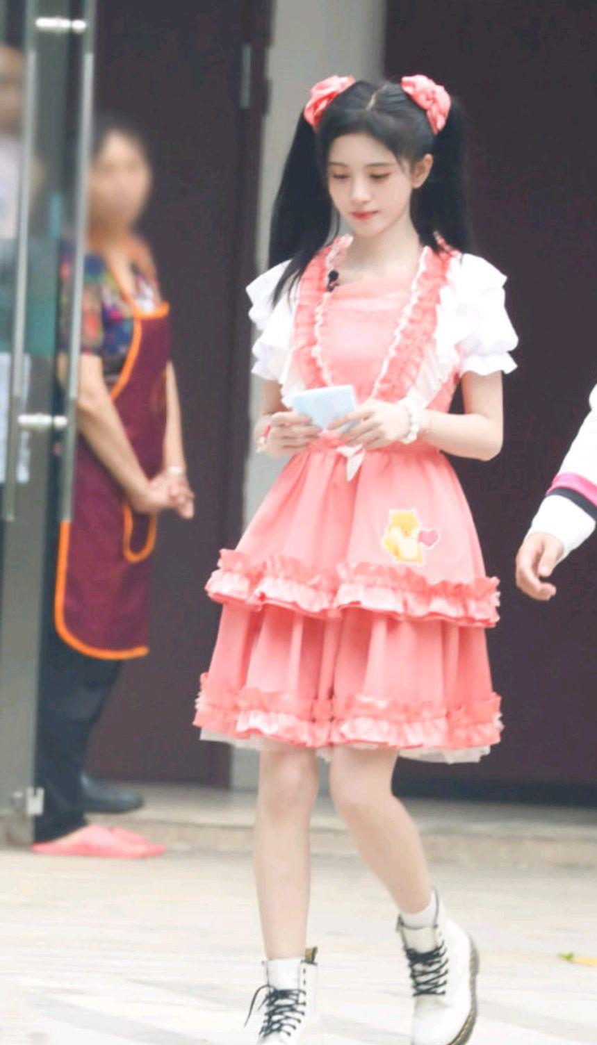 「穿衣搭配」鞠婧祎宛如仙女下凡！粉色洛丽塔搭配双马尾，真的太可爱了