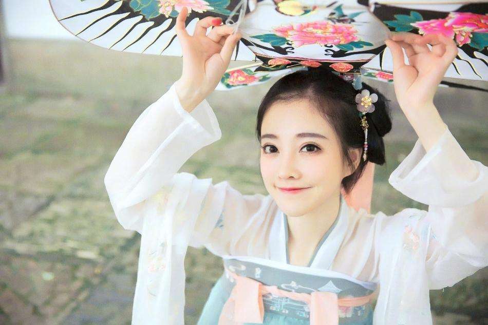 冯提莫@乐坛中最闪耀的新星，女神冯提莫走红，网友：快参加《乘风破浪》