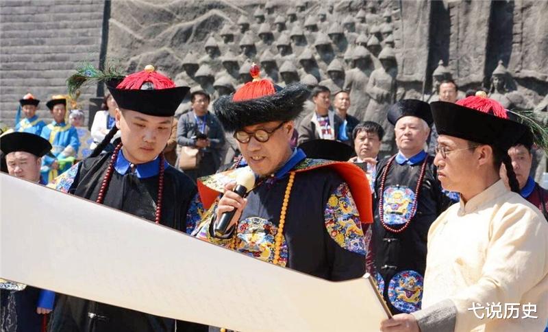 乾隆|大清灭亡一百多年后，乾隆七世孙大摆排场，穿着龙袍祭祖引起争议