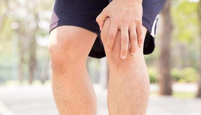 「肝脏」肾病最怕“拖”,若下肢有2种迹象,十有八九是尿毒症“降临”