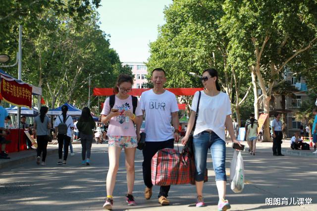 大学生|教育部最新通知,明确开学时间,大学生却炸开锅:还不如待在家里