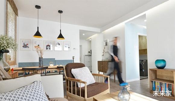 「」墙面刷大白、全屋不造型，阳台抬高摆茶几，设计简洁生活很惬意！