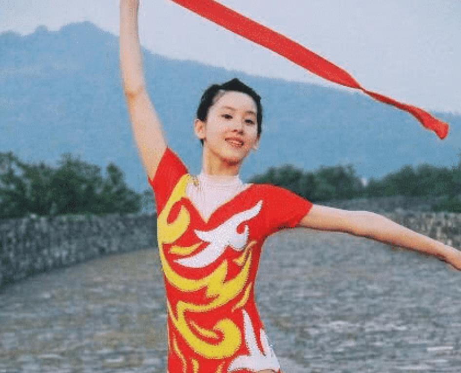 章泽天▲章泽天六年前跳操生图被扒出,还没结婚的她,少女感都快溢出屏了