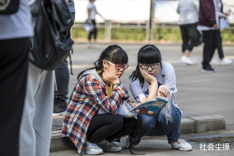 高考志愿|东北大爷帮填报高考志愿，一人2000，一天可以入账4万元