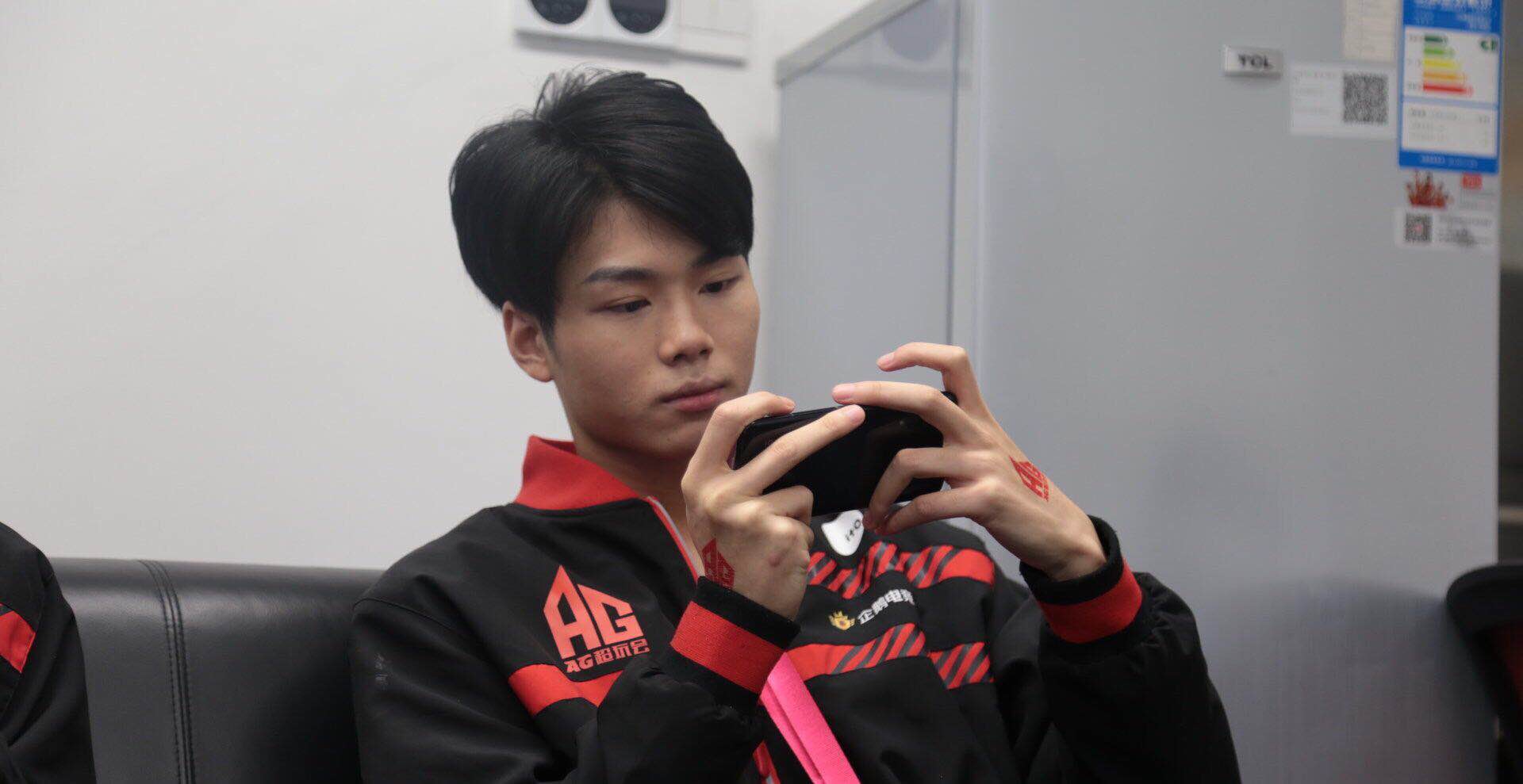 【kpl】主播和KPL选手差距有多大？巅峰赛被职业霸占，还都是被淘汰的