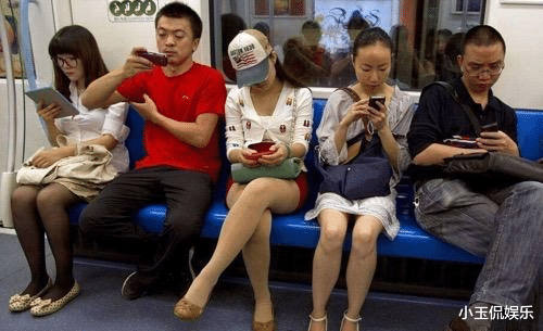 |现在许多人喜欢把手机拿出来而不装在身上？为什么？