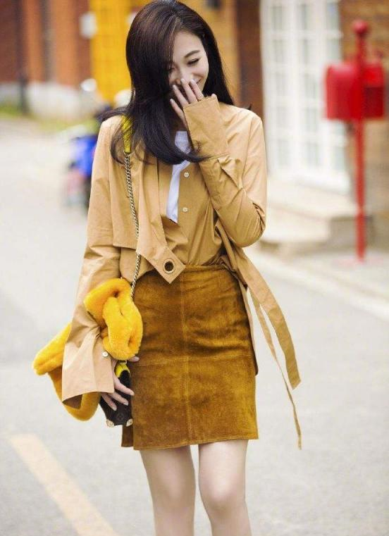 |李小冉才是冻龄的代表，看着皮肤嫩似牛奶，感觉都能掐出水了