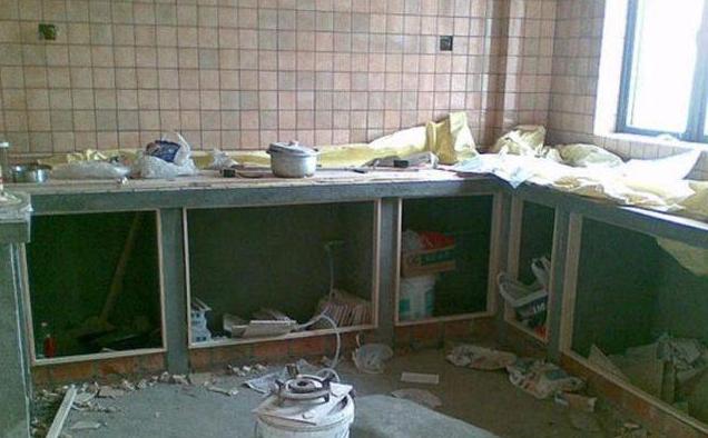 @为省钱老公执意花2000块砖砌橱柜，效果出来后差点哭了！