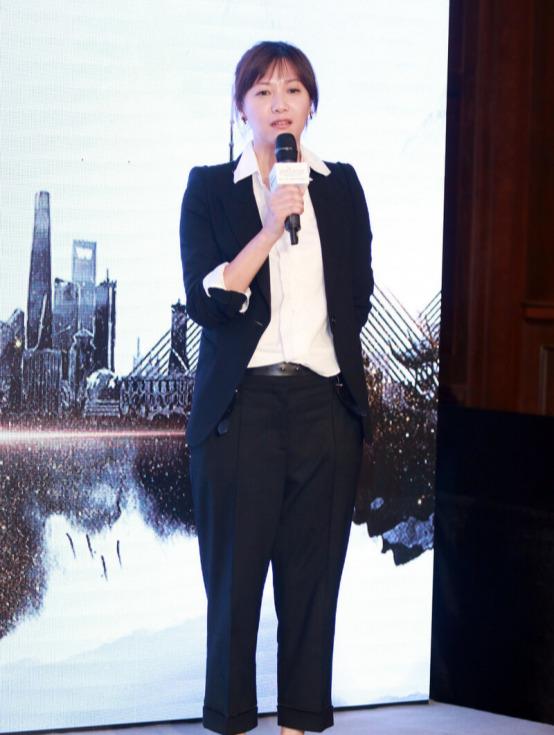 西装|不扮嫩的徐静蕾却穿老了，黑丝袜配短裤有点土，真是靠颜值撑着