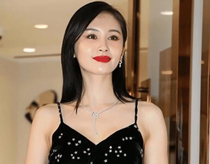 「李宇春」长发的李宇春，长发的马丽，长发的王子文，看到长发的她：不剪发早火了！