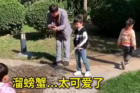 光明网视频|女子网购大闸蟹凭空消失 邻居手机拍下惊人一幕