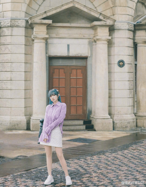 「程潇」“二次元少女”程潇,孔雀蓝发色“打破次元壁”,还有经典齐刘海