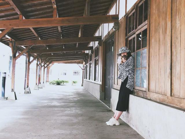 【郭碧婷】向太晒郭碧婷孕肚照！拍照特意用围巾遮肚子，向佐穿裙子意外好看