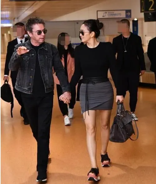 【巩俐】55岁巩俐法国逛街被拍 素颜超憔悴 竟比旁边72岁外国老公显老!