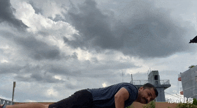 俯卧撑@每天做200个俯卧撑，一个月后会有什么变化？大叔进行了尝试