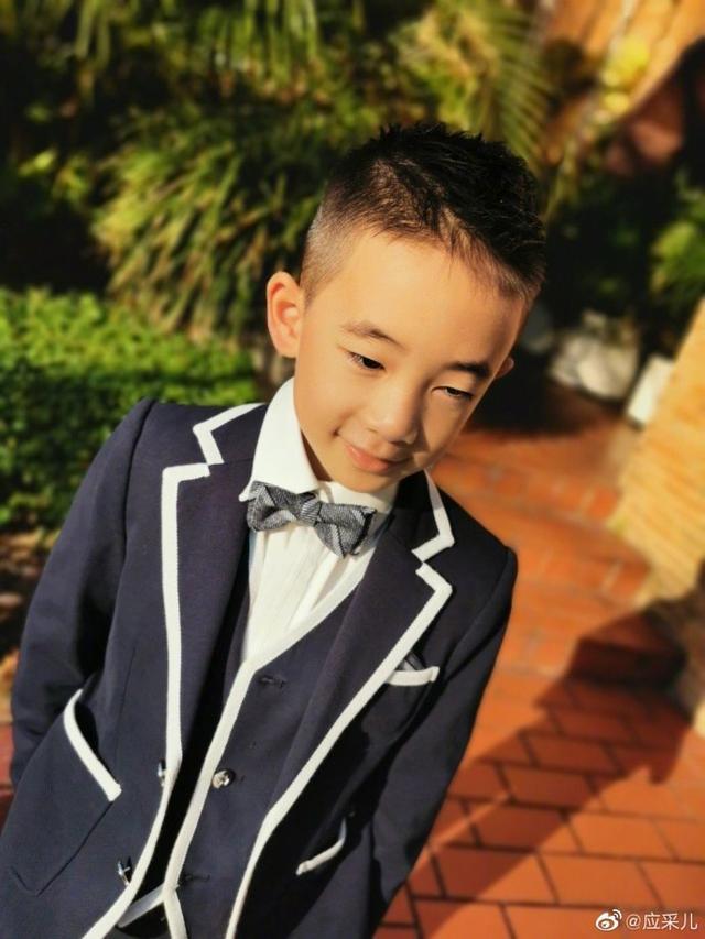 #应采儿#丁爸抵达香港帮女儿应采儿照顾二宝，7岁陈胤捷从小靠姥爷长大