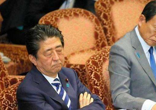 安倍突然宣佈一個消息，日本政壇坐立不安，被曝曾在辦公室吐血-圖3