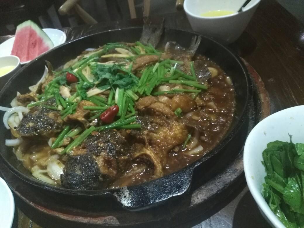 警察|吃完鱼拼出鱼形状，表示缺斤短两，老板表示缺钱你早说啊！