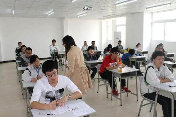 [考试]大二学生作弊被抓后跳楼，家属责怪老师没及时疏导，网友直接开骂