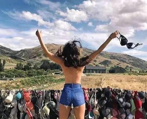 「」世界上“最污”的景点，女游客纷纷排队脱下“内衣”，真是有趣