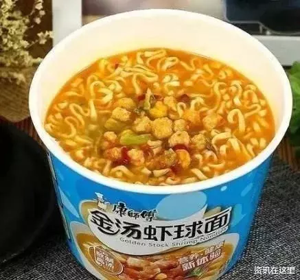 泡面|吃了10年泡面才发现，桶面上竟然有个机关，太实用了可惜很多人还不知道