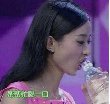 赵丽颖|时隔七年赵丽颖再在节目中喝水这次争议更大,这届网友们太善变了
