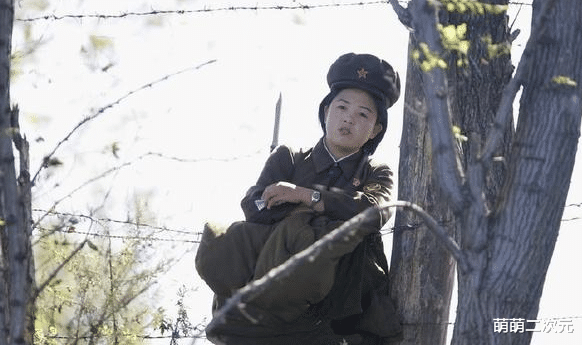 「朝鲜」实拍中朝边境的朝鲜女兵, 对对面的中国很好奇