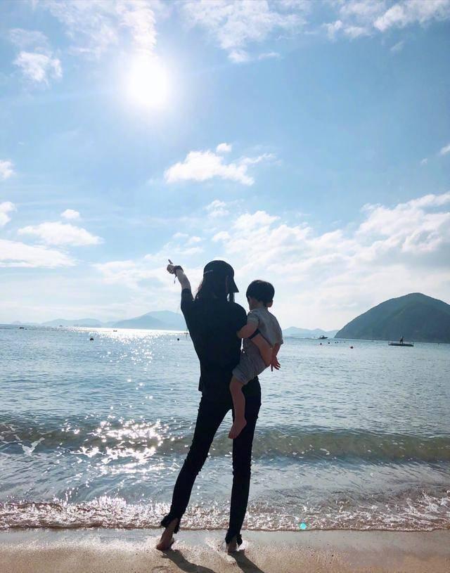 小海绵@baby晒与小海绵合照翻车？被扒图未发营销文案先上，还撞了李菲儿