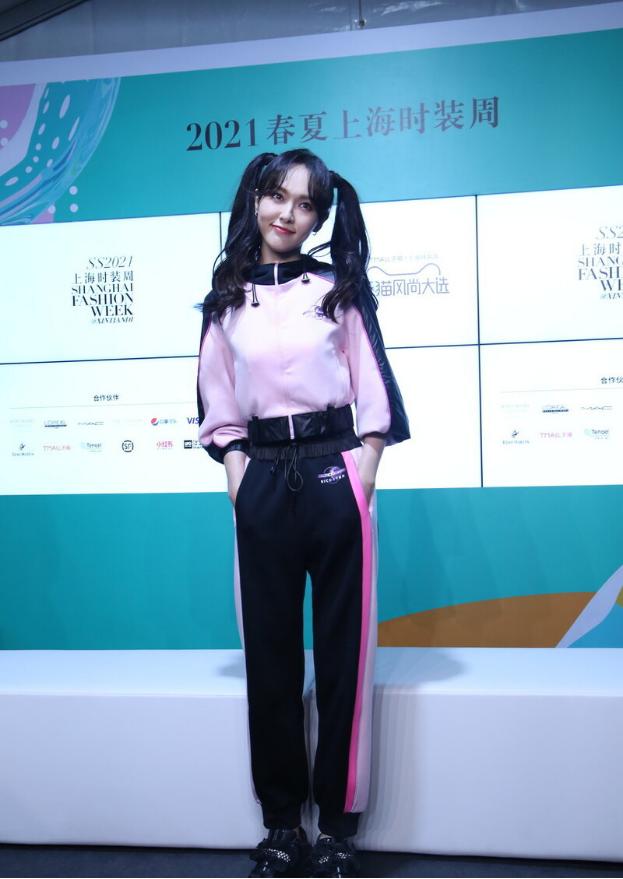 运动装|唐嫣的“二次元马尾”超显嫩，穿带粉色的运动装，还是一副学妹样