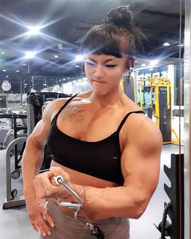 『健身』70公斤级“肌肉女”身材堪比施瓦辛格，没吃药，鸡胸肉都论公斤吃