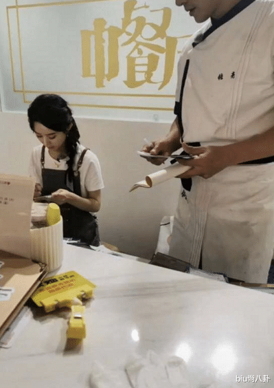 赵丽颖|黄晓明真憨？发集体合照忘记P图，意外暴露32岁赵丽颖真实颜值