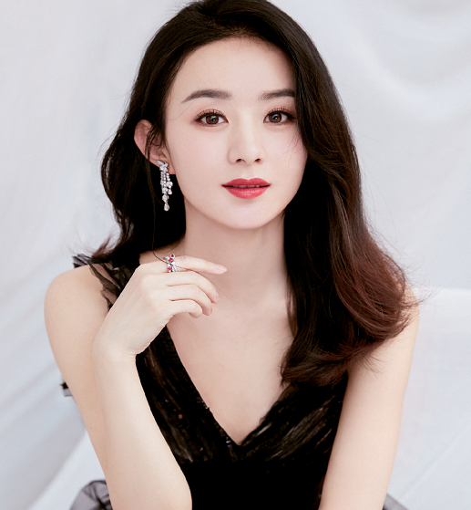 赵丽颖▲32岁赵丽颖就开始演“婆媳剧”？看到婆婆的扮演者，失敬了