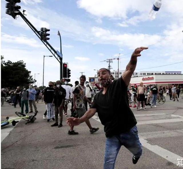 特朗普：美国老特摊上事了，前四任总统集体炮轰，军队拒不执行命令