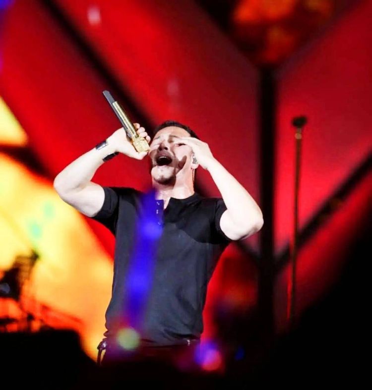 杨坤|杨坤演唱会门票近1000元，没唱几首歌就开始卖货，引发网友吐槽