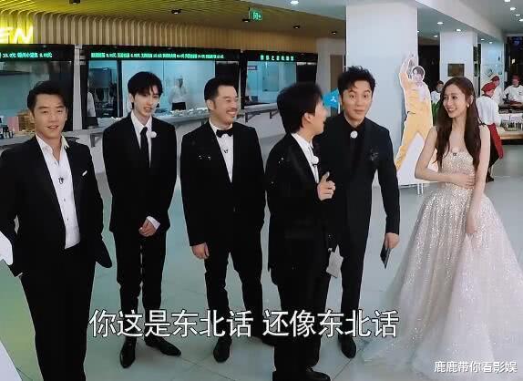 黄旭熙▲黄旭熙室内录制还戴帽子,得知原因,才知现在综艺节目要求有多高!