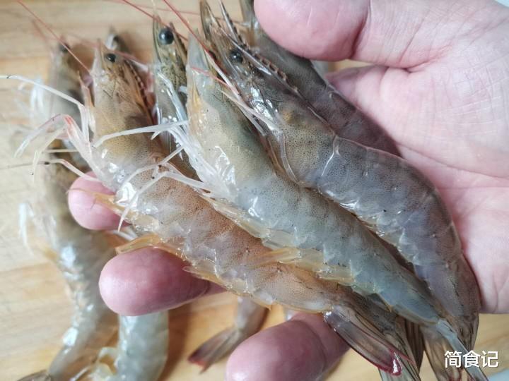 ：煮虾时，到底用热水还是冷水？原来一直做错，难怪肉质老，腥味重