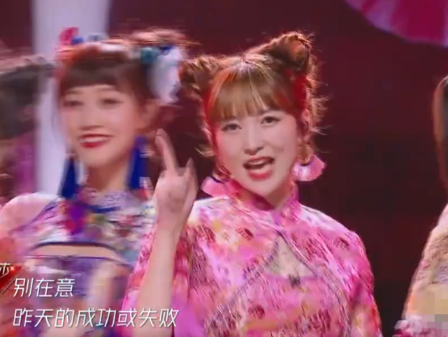 金莎|金莎表演时扇子掉两次，因捡扇子造成团体舞空位，张雨绮临场反应堪比教科书