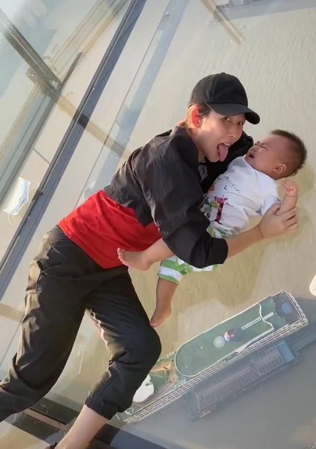 蔡少芬|蔡少芬母子躺玻璃栈道，小乐儿被吓得大哭，娘娘吐舌头偷笑