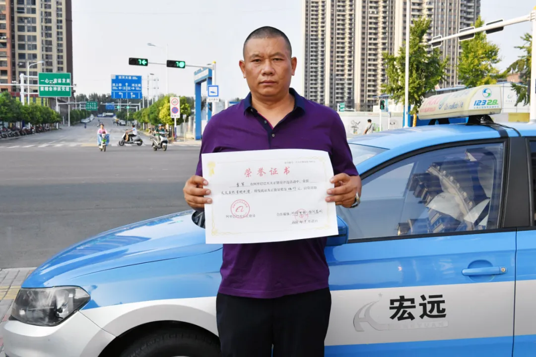 ?天天正能量官方|当着民警的面“车窗抛物”后获奖五千元，的哥懵了！