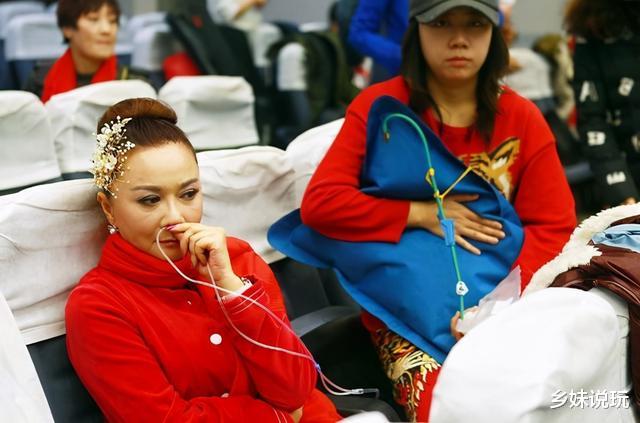 蔡明|“春晚钉子户”蔡明，一年痛失两位亲人，58岁在病床上哭成泪人