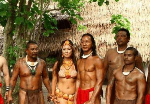 『美国』美国最开放的部落，用贝壳稻草做衣服，姑娘打猎小伙带娃！