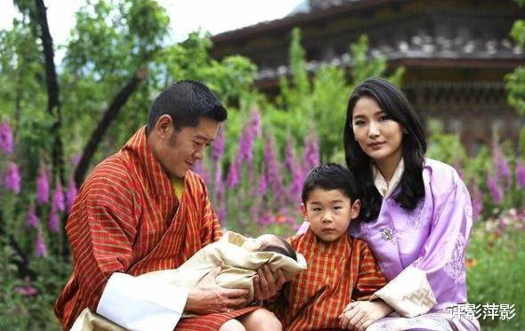 不丹王後冷面抱娃亮相，拒絕與國王同框，夫婦之間生分瞭-圖9