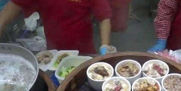 米饭：下岗大婶卖“懒人米饭”，12元1份，1天600份，来晚了亲戚也没用