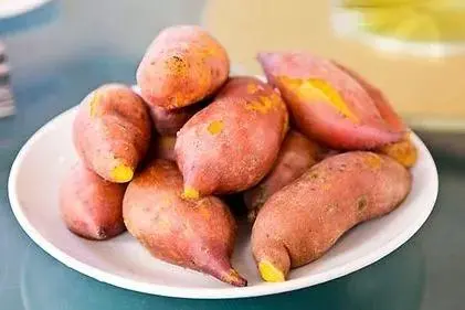 「红薯」蒸红薯时，直接蒸是不对的，用上两个技巧，红薯更香甜可口