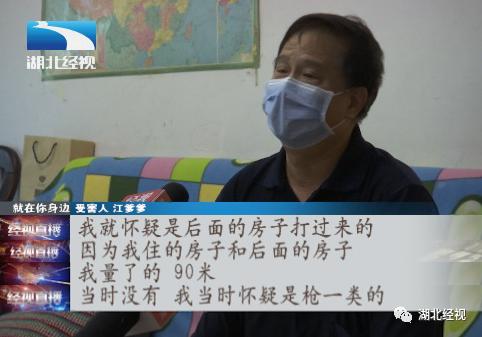 半岛晨报|阳台玻璃总被恶意击穿，住户戴钢盔躲避