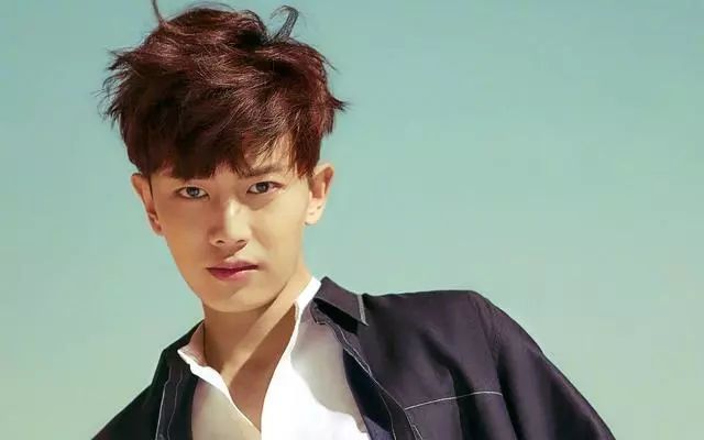 《锦衣之下》的任嘉伦每天要回家带孩子，吐槽赵丽颖找自己要剧透