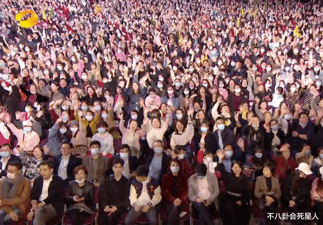 颁奖礼|金鹰颁奖礼显寒酸，台下明星坐得很拥挤，刘涛几次嘴瓢靠何炅救场