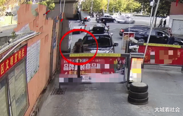 『保安』没交停车费被拦，业主踹坏道闸门：凭什么不让进