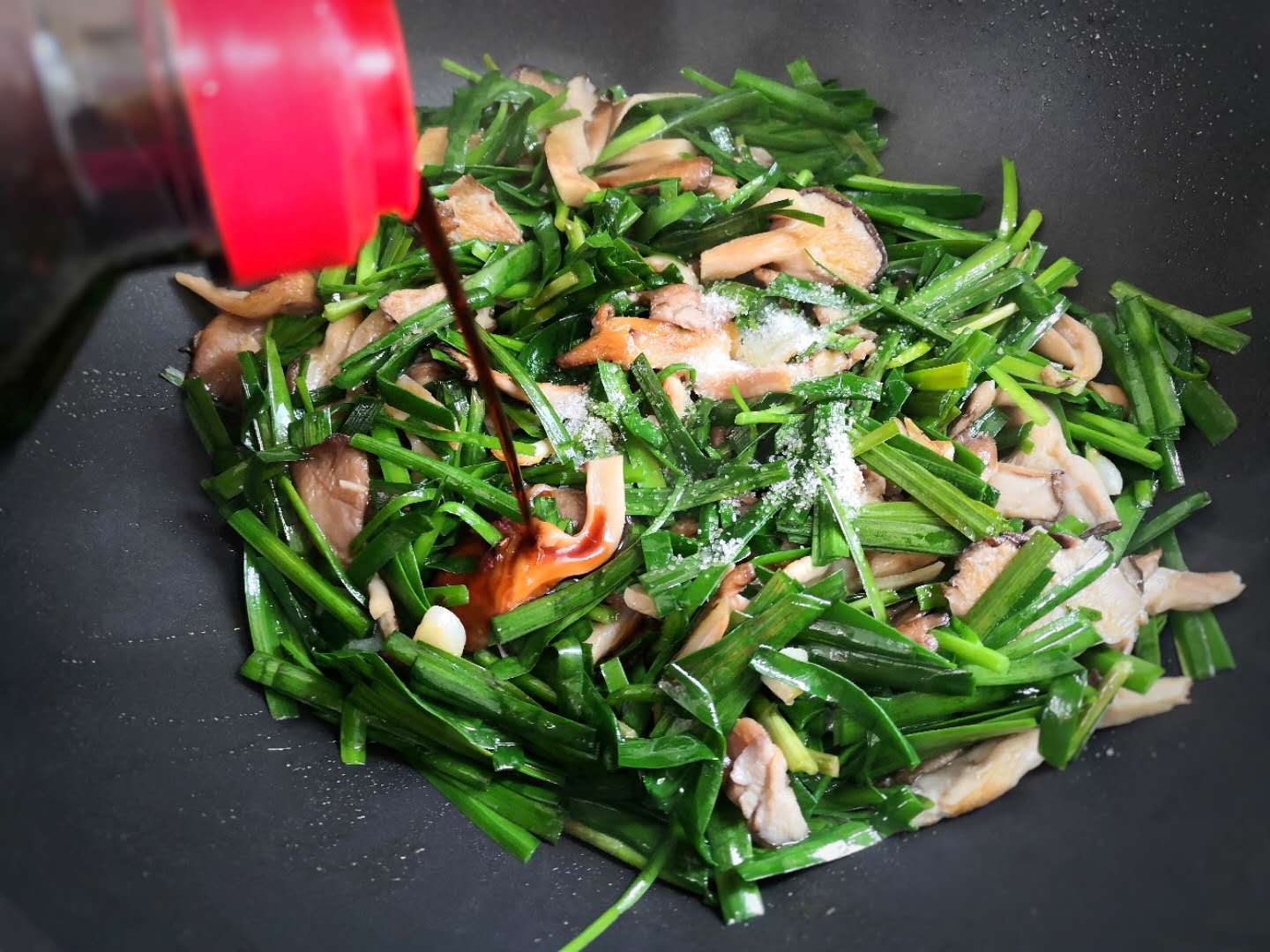 [食材]韭菜和它真是绝配，放一起简单炒一炒，比炒肉香，护肝健脾增食欲