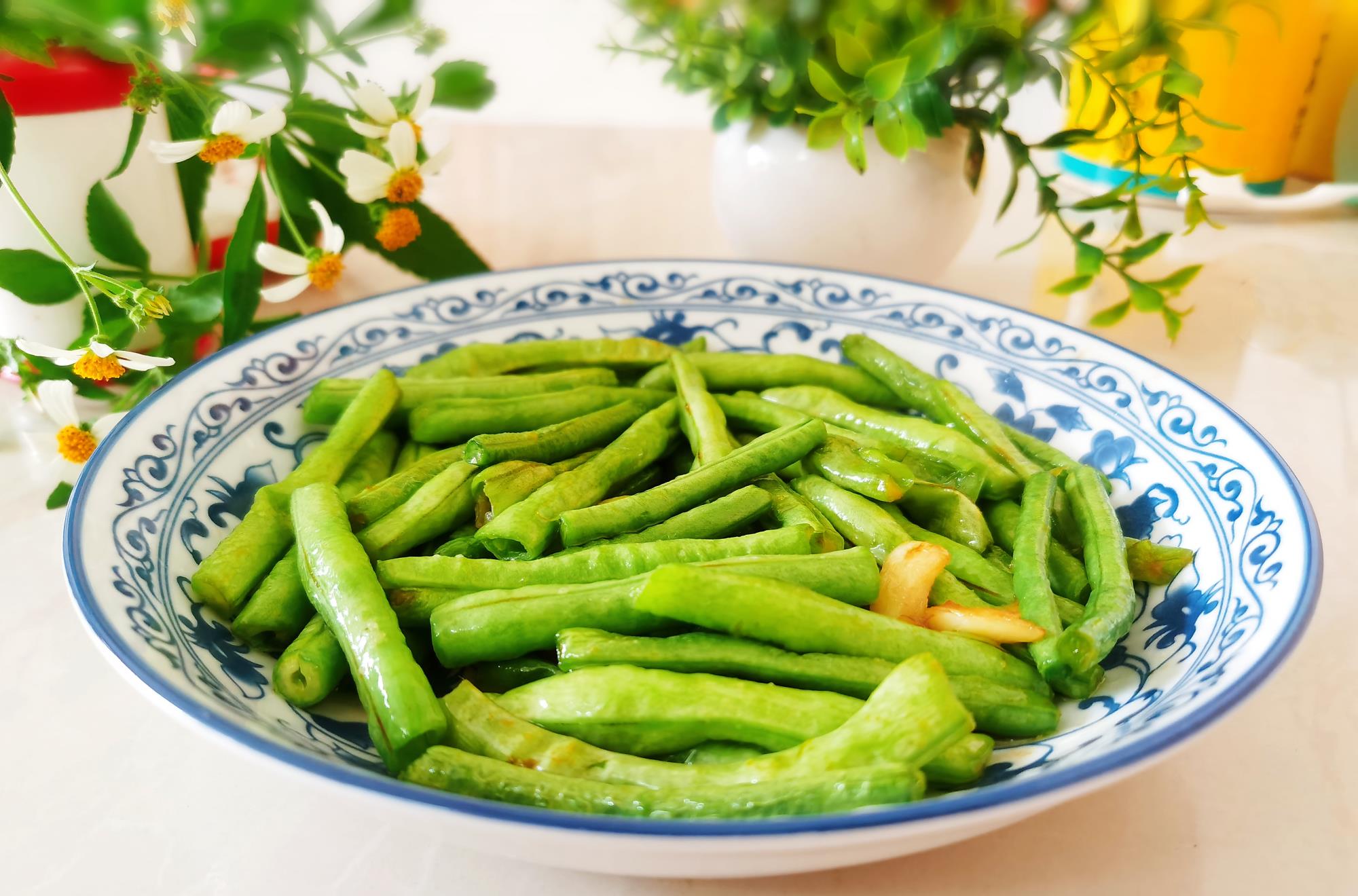[]炒豆角时，万万不要直接下锅！少了这1步，难怪豆角发黄还不入味